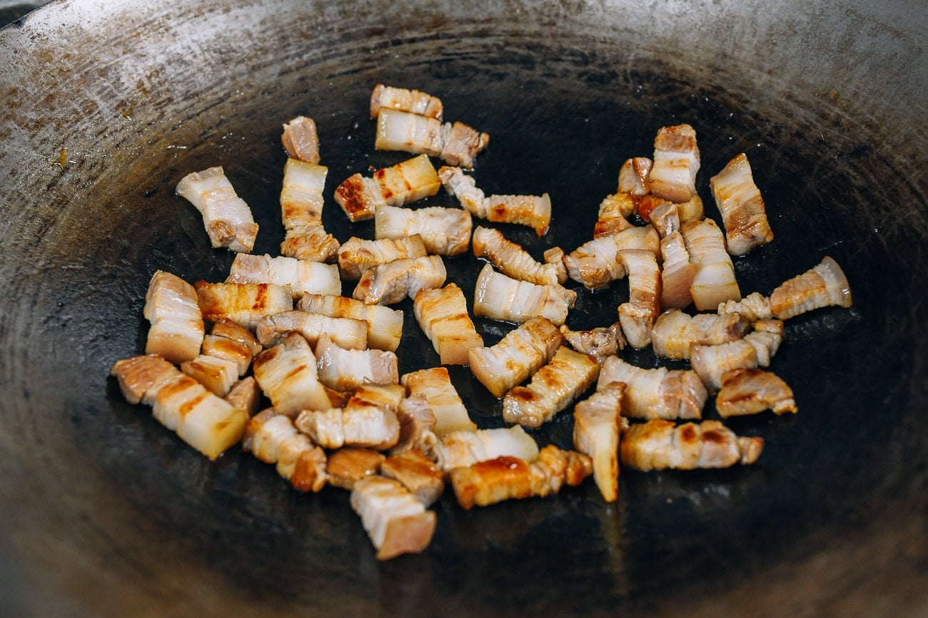 browning pork belly in oil and rock sugar