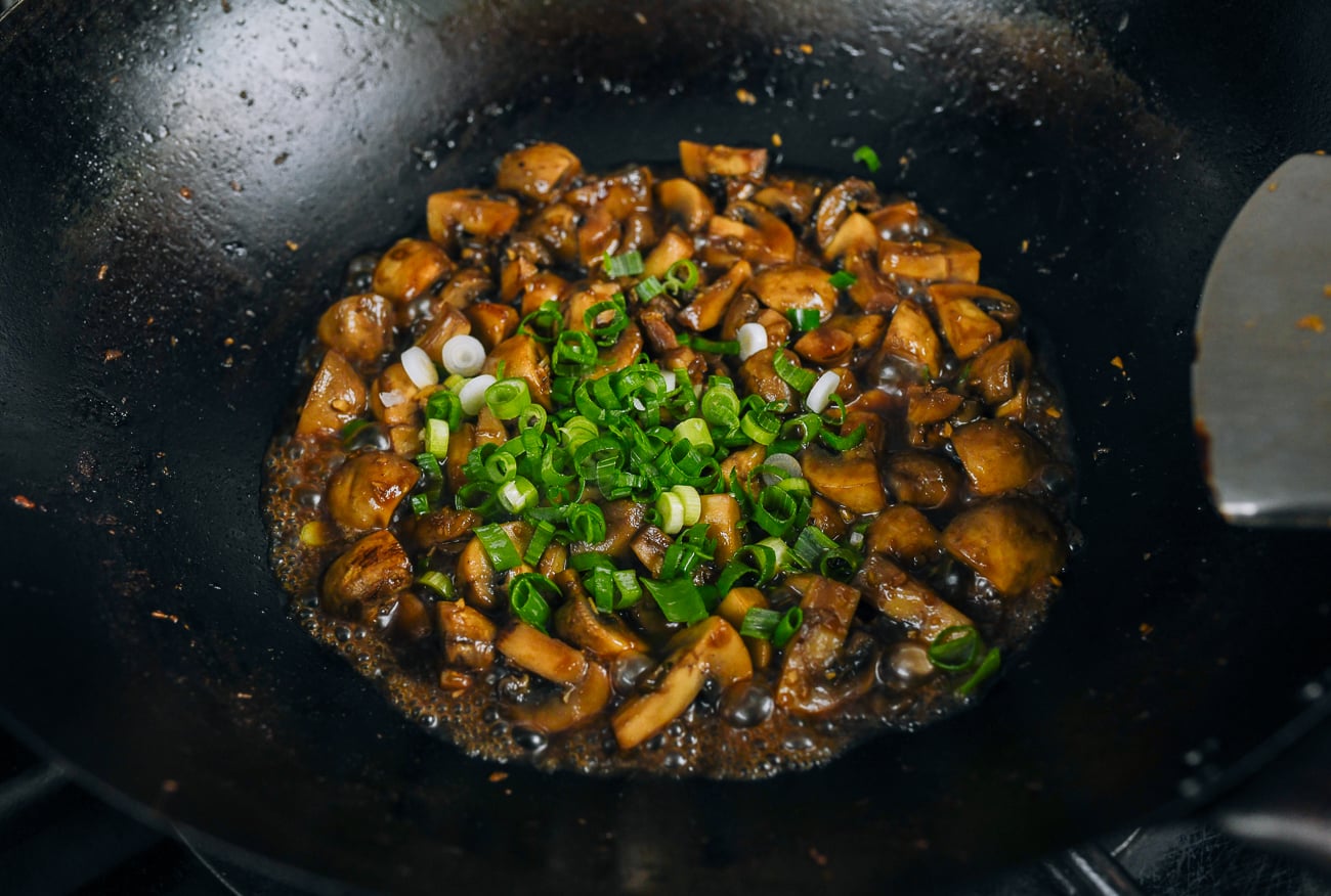 Adding scallion to braised mushrooms