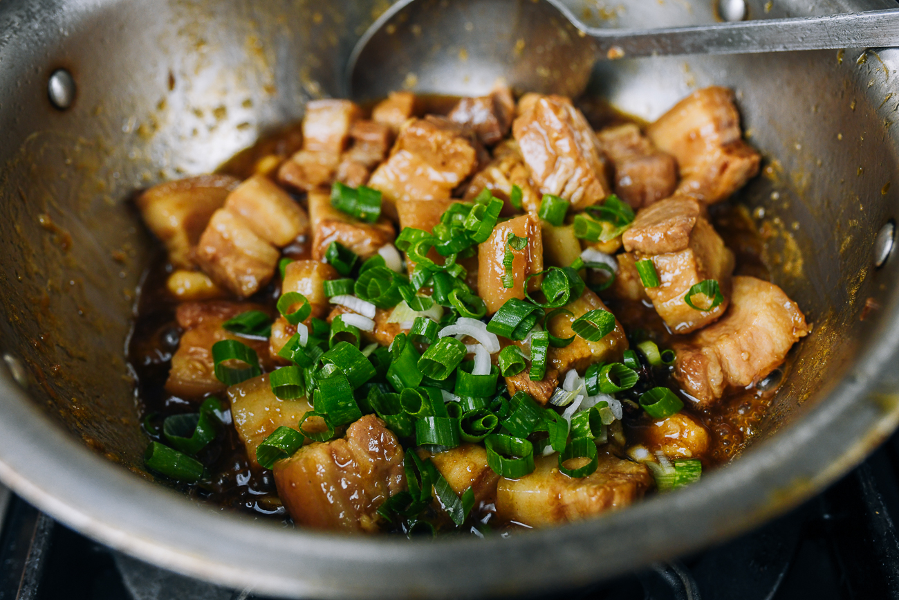 garnishing pork belly with scallion