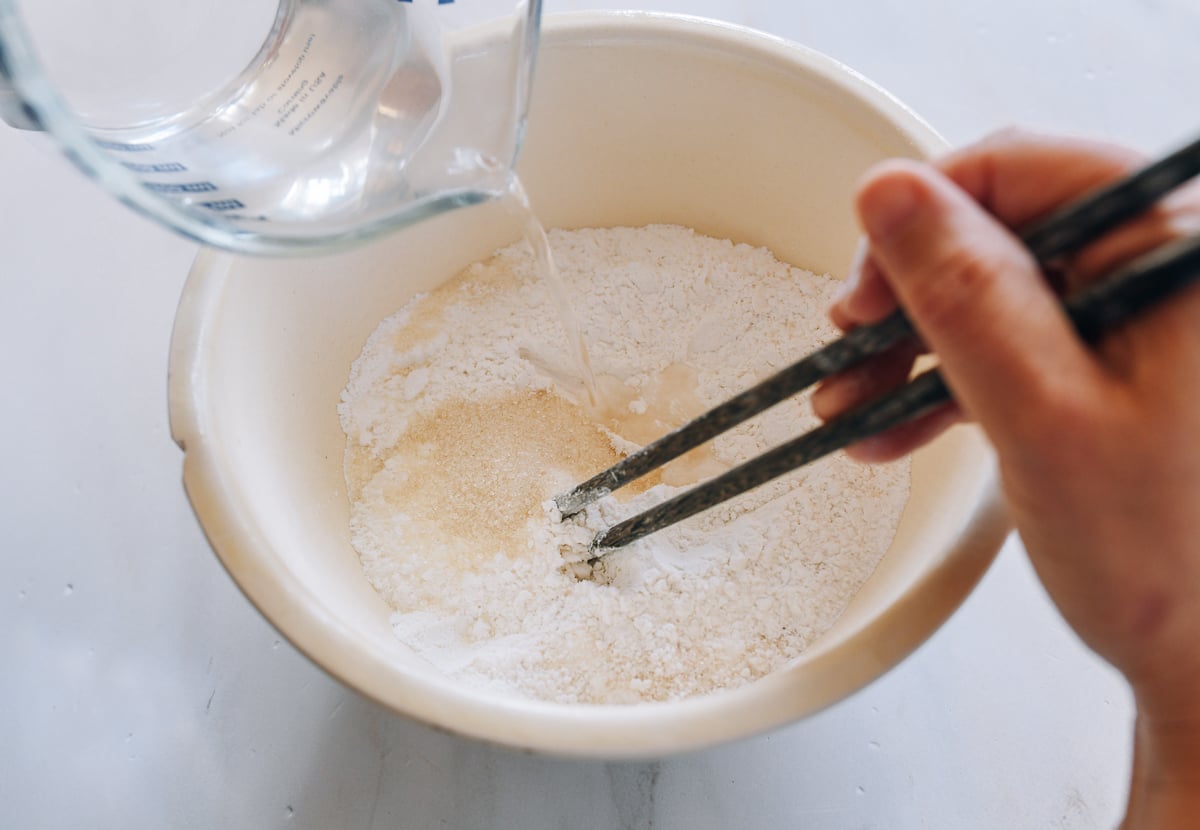 mixing glutinous rice flour, sugar, and water