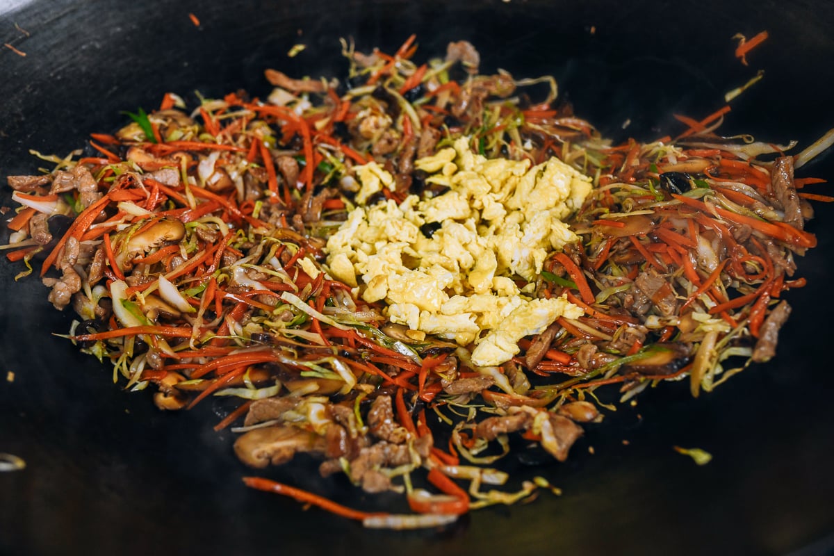 adding cooked egg to moo shu