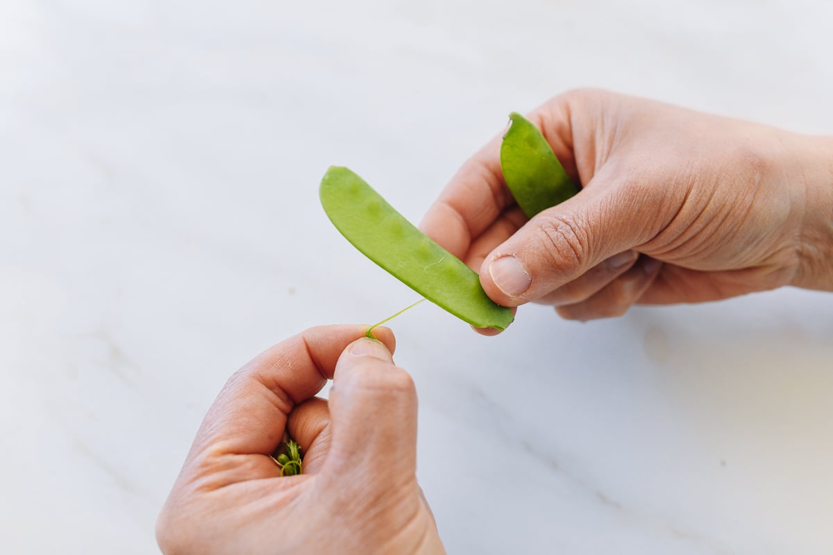 De-stringing snow peas