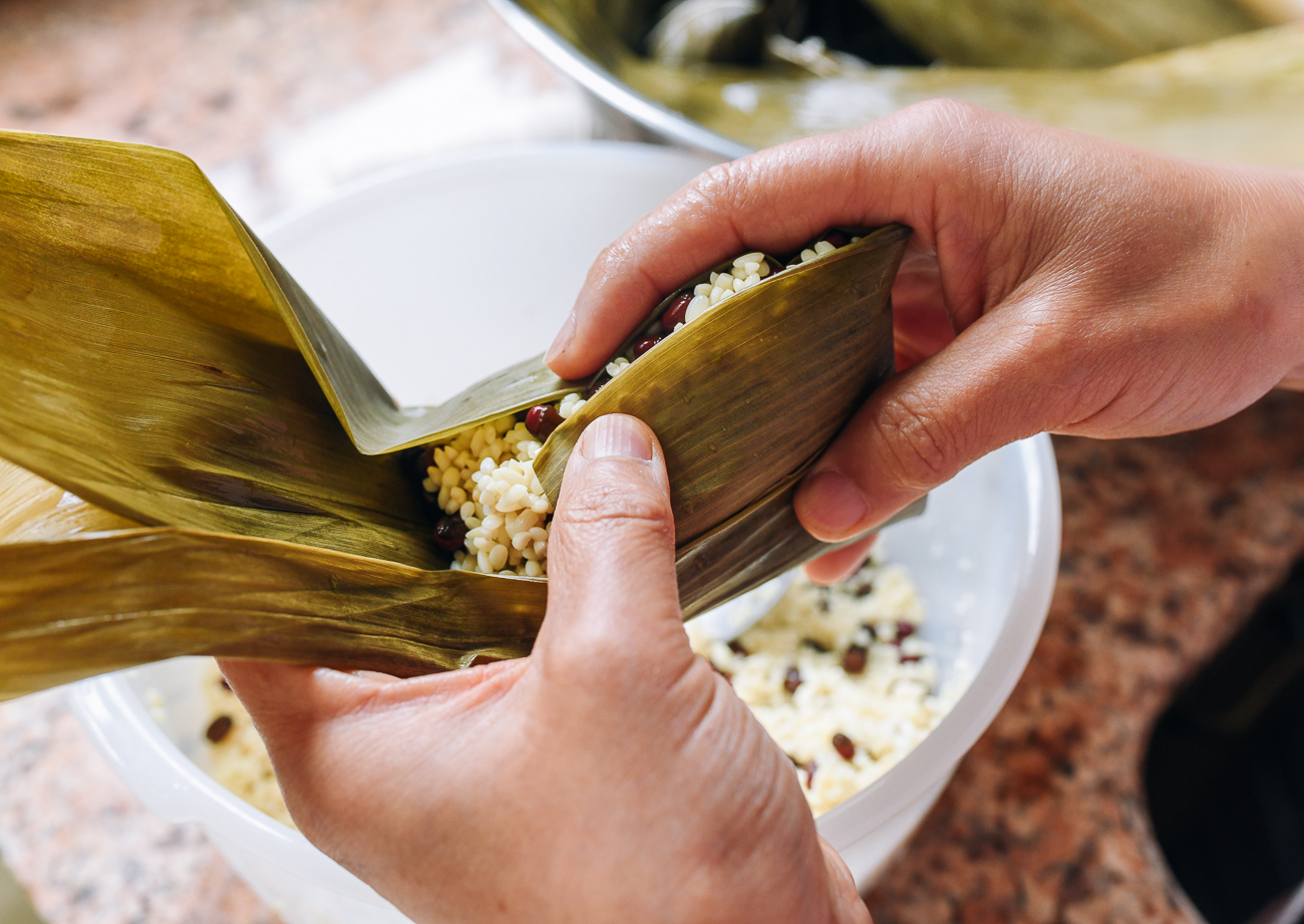 closing reed leaves around zongzi