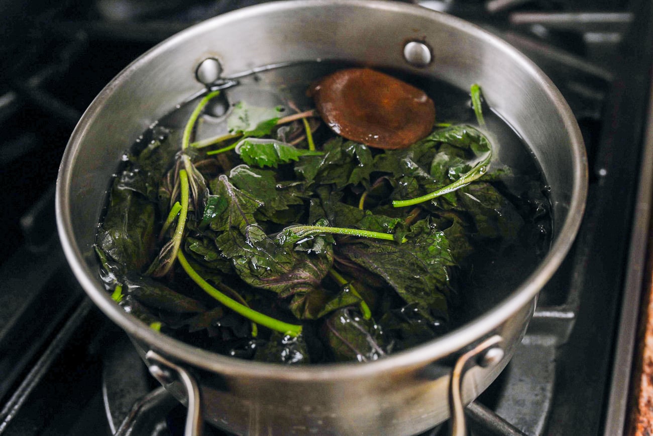 red shiso leaves turn green after simmering